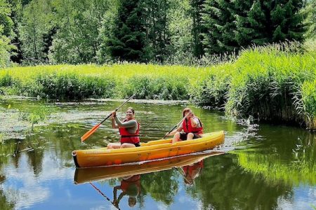 Kanuumatk, süstamatk, parvematk, rafting Võhandul. Kanuumatkajad aerutavad suvel kahekesi Võhandu rahuliku vooluga lõigul
