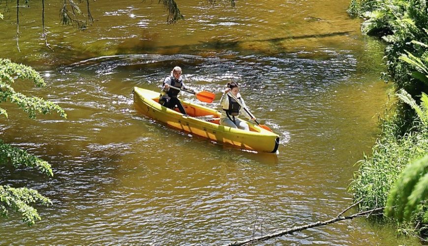 Ahja kanuumatk. Kanuumatk Ahja jõel pildistatud Alliku kaljult matkajaid kanuus