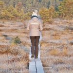 Rabamatk, jalgsimatk laudteel. Matkajuht matkab laudteed pidi kergelt jäätunud päikeselises soos