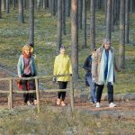 Meenikunno raba matkarada. matkajad matkavad Päikeseloojangu maja juures
