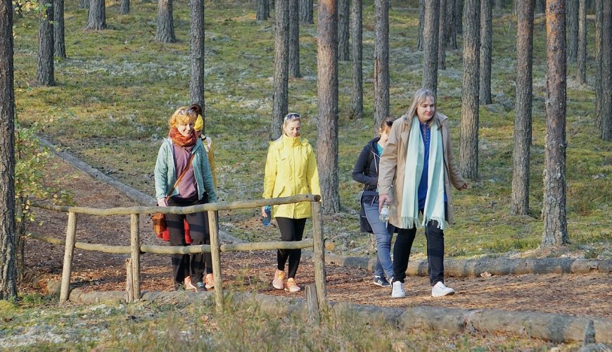 Meenikunno raba matkarada. matkajad matkavad Päikeseloojangu maja juures