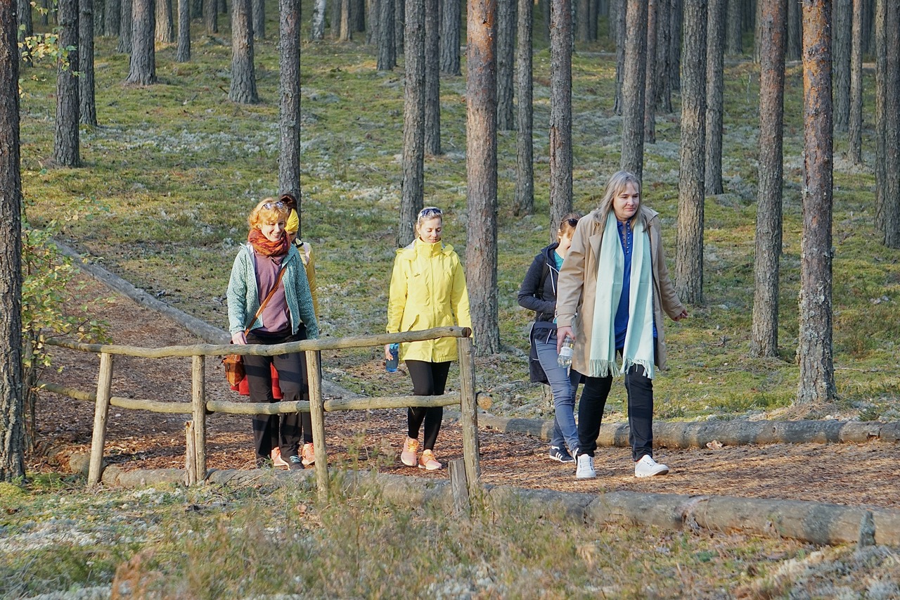 Meenikunno raba matkarada. matkajad matkavad Päikeseloojangu maja juures