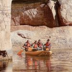 Võhandu rafting, kanuumatk, süstamatk. Matkajad kummiparvel Põdramüüri all