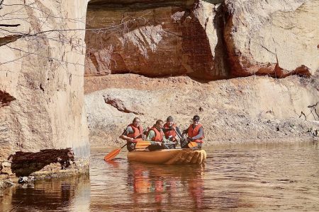 Võhandu rafting, kanuumatk, süstamatk. Matkajad kummiparvel Põdramüüri all
