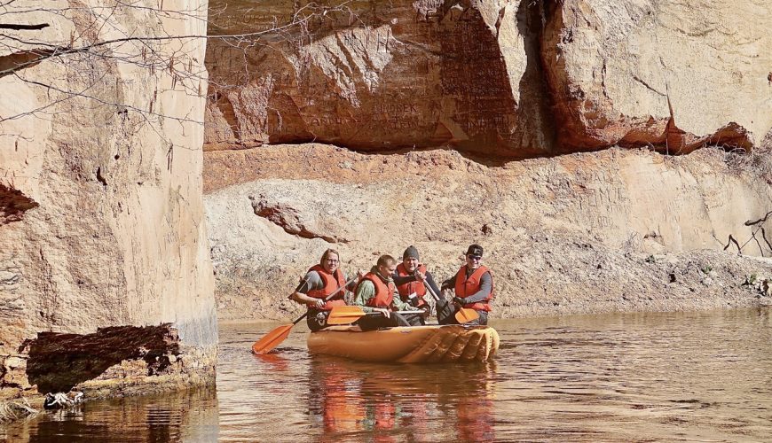 Võhandu rafting, kanuumatk, süstamatk. Matkajad kummiparvel Põdramüüri all