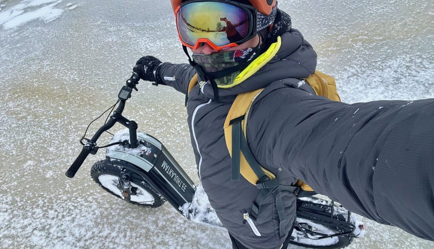 Matkariietus. Matkavarustus. Elektritõukerattamatk talvel. Tõukerattur enekas ülevalt jää peale näitab mis riietus on seljas
